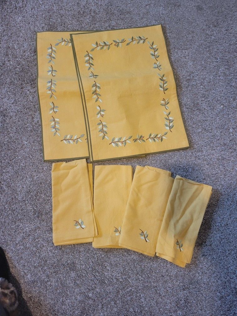 4 Place Mats 4 Napkins Crate & Barrel
