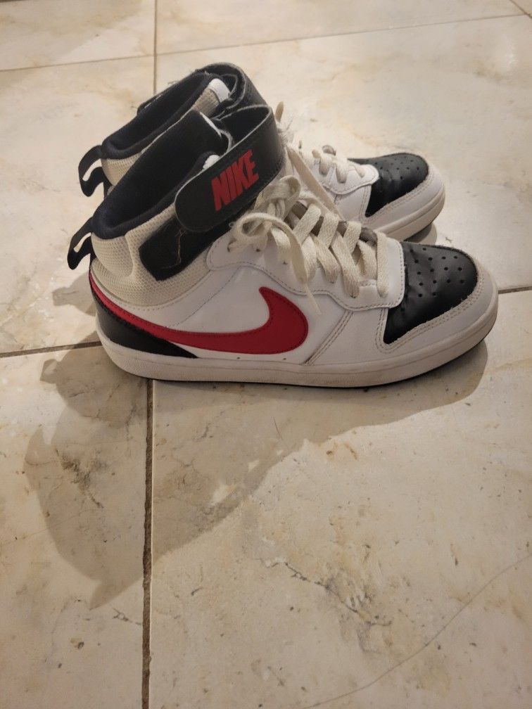 Boys NIKE size 4 Gymshoes