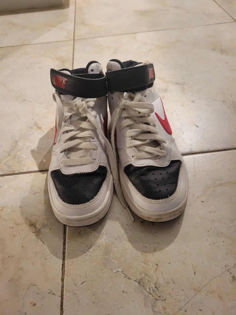 Boys NIKE size 4 Gymshoes - photo 2