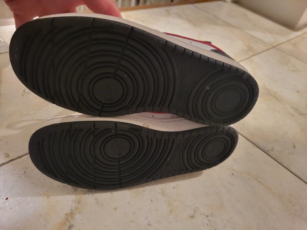Boys NIKE size 4 Gymshoes - photo 3
