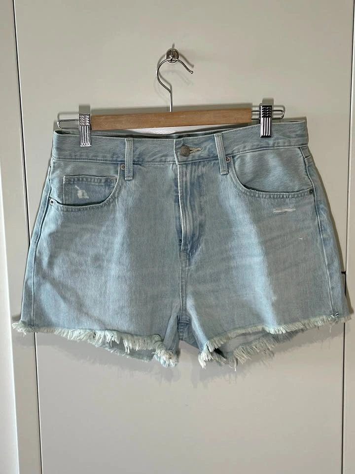 Uniqlo Light Wash Denim Shorts (Waist 26) – Distressed Raw Hem