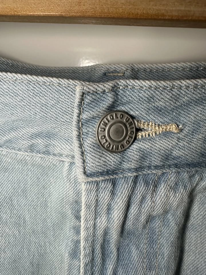 Uniqlo Light Wash Denim Shorts (Waist 26) – Distressed Raw Hem - photo 3