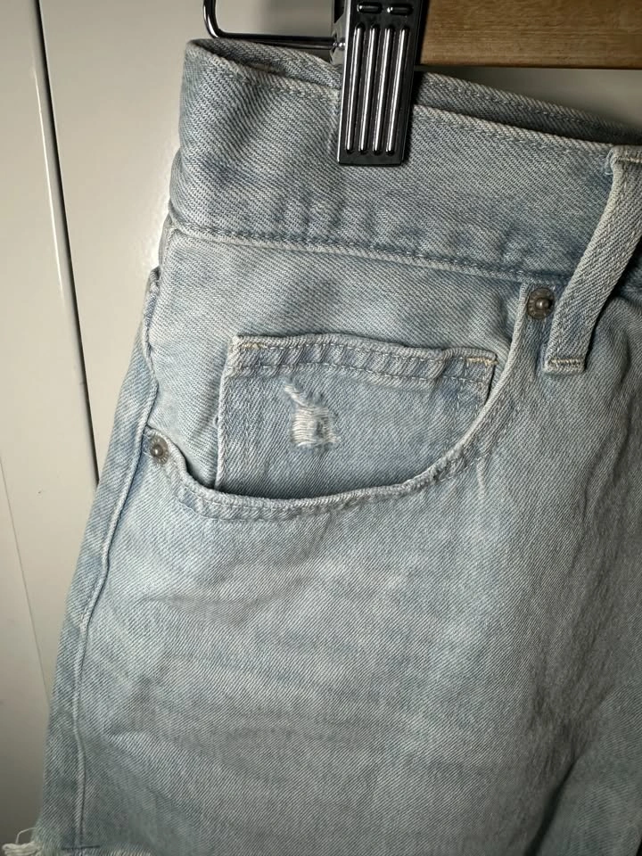 Uniqlo Light Wash Denim Shorts (Waist 26) – Distressed Raw Hem - photo 4