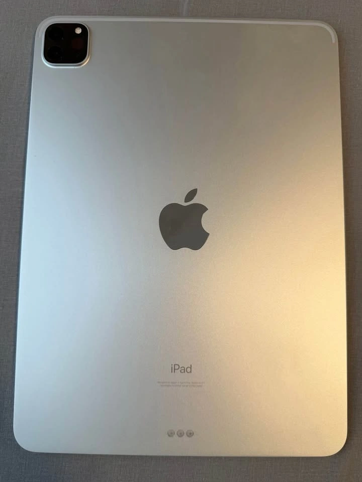 iPad Pro M1 11 inch w/ Keyboard - photo 3