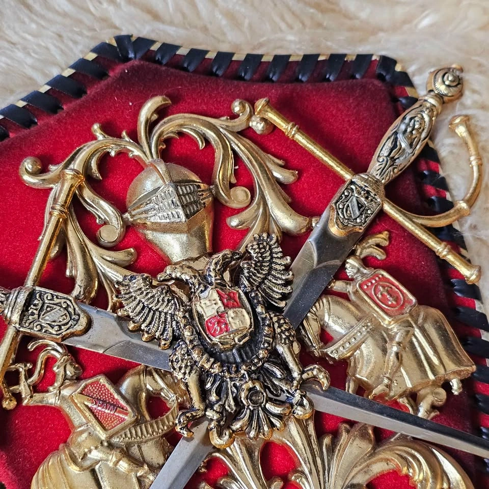 Vintage Medieval Gothic Spanish Coat of Arms Wall Plaque Set 80s - photo 4