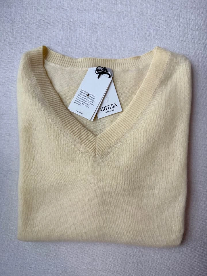 Aritzia Feather Cashmere Relaxed V-Neck Sweater M NWT - photo 3