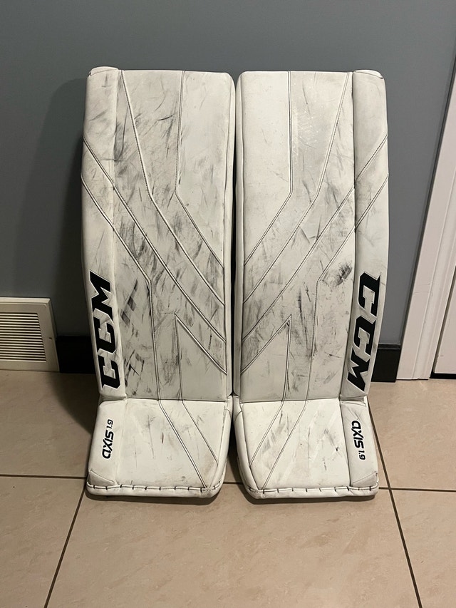 CCM Axis 1.9 Goalie Pads & Intermediate Gloves (Senior 33+1) - photo 2