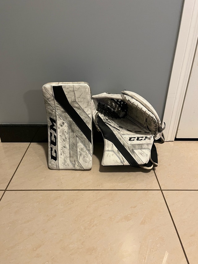 CCM Axis 1.9 Goalie Pads & Intermediate Gloves (Senior 33+1) - photo 3