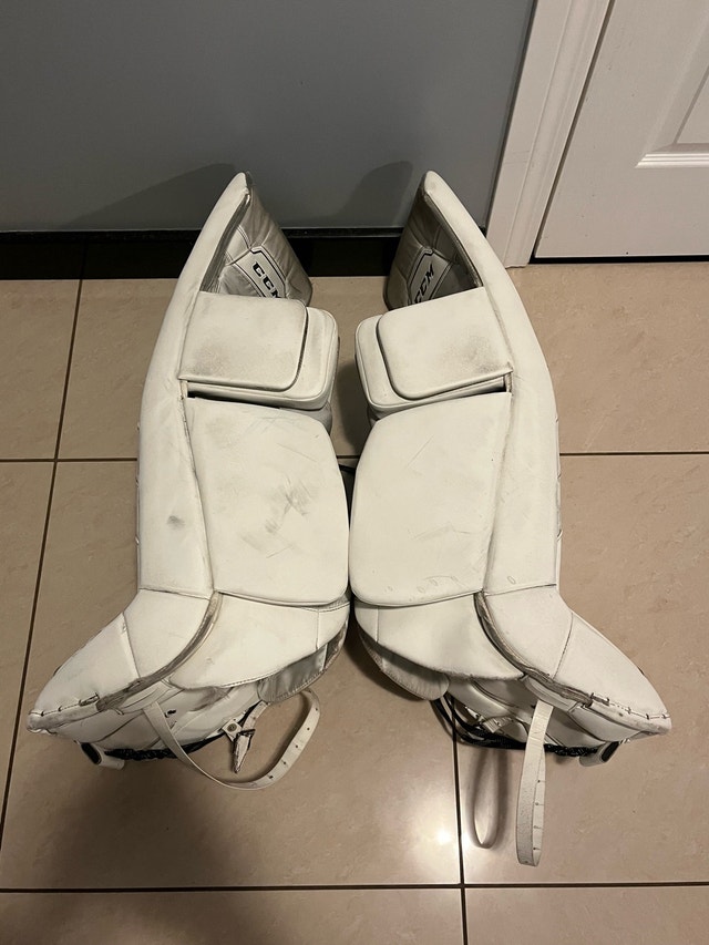 CCM Axis 1.9 Goalie Pads & Intermediate Gloves (Senior 33+1) - photo 4