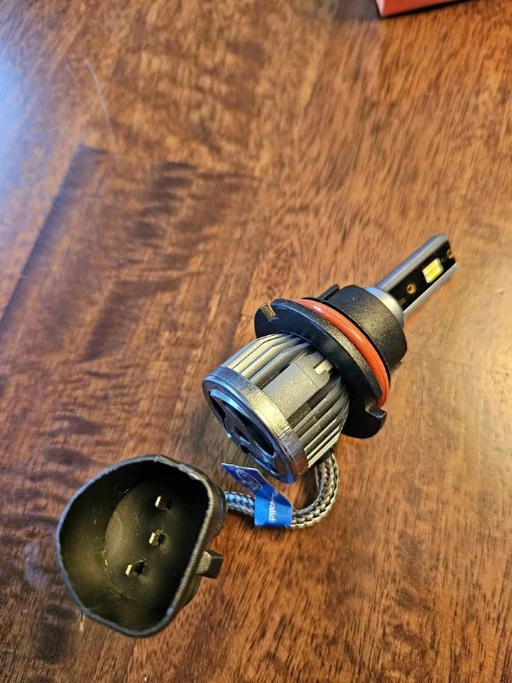 9007 / HB5 LED Headlight Bulb Kit – One Good, One Defective