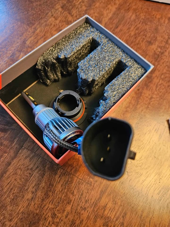 9007 / HB5 LED Headlight Bulb Kit – One Good, One Defective - photo 3