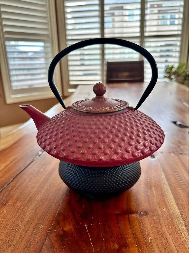 Teapot with candle chamber