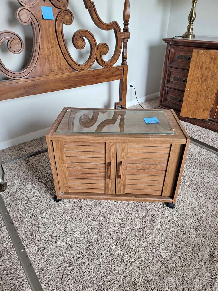 Small entertainment center/cabinet