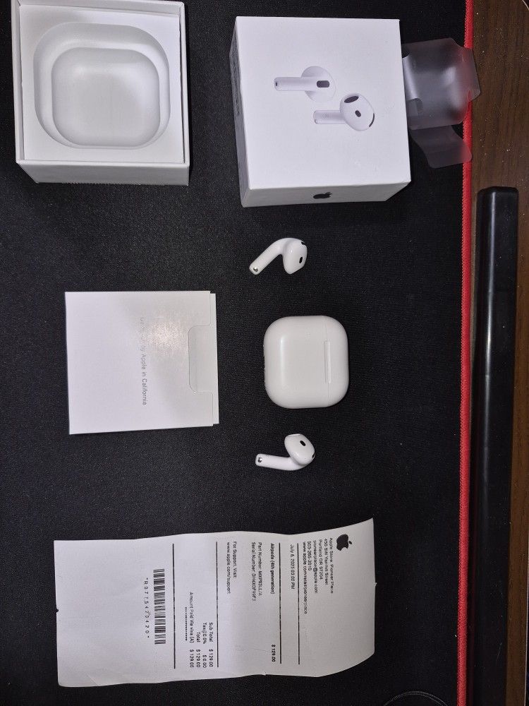 Apple AirPods 4rd Gen with Charging Case