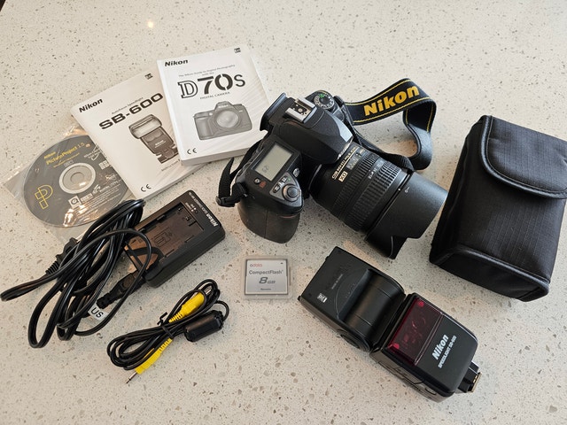 Nikon D70s DSLR Kit with 18-70mm Lens & SB-600 Flash