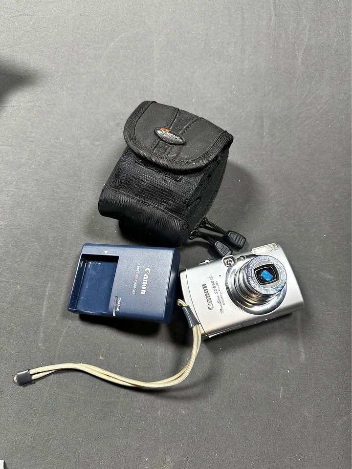 Canon PowerShot SD850 IS Digital ELPH Camera w Charger & Case