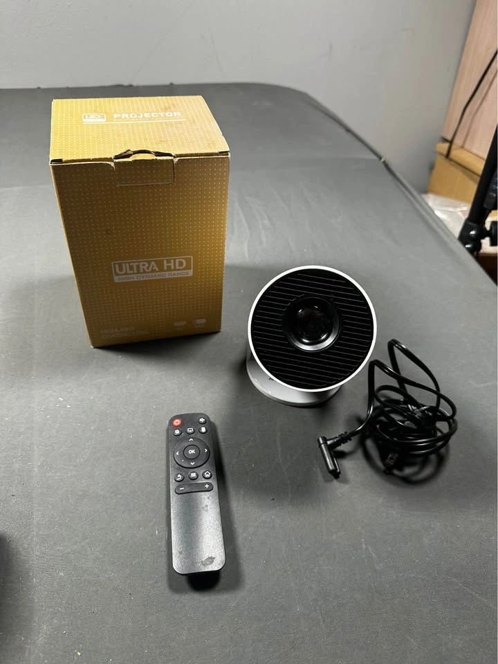 Ultra HD LED Projector with remote - photo 3