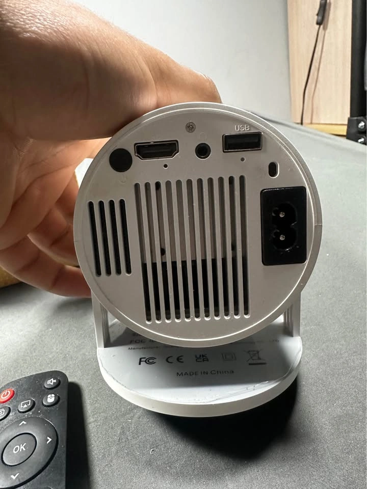 Ultra HD LED Projector with remote - photo 5