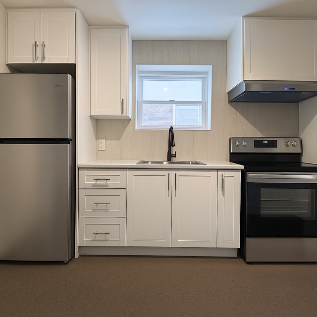 Renting 1 Bedroom in Lakeshore/Parklawn Area - photo 2