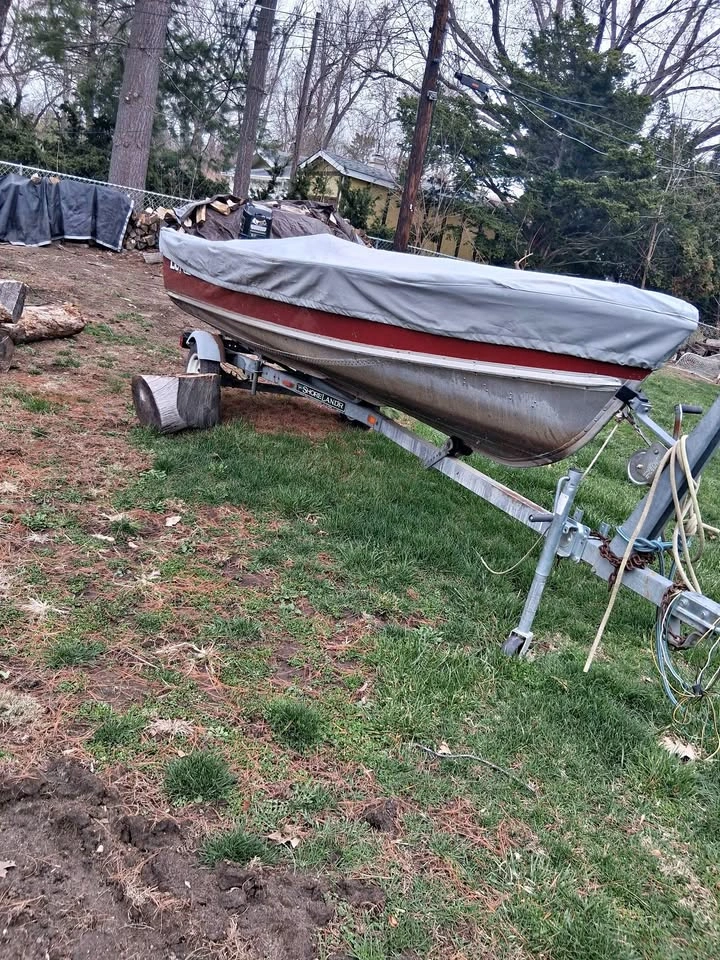 1987 Lund Boat with Motor and Trolling Motors