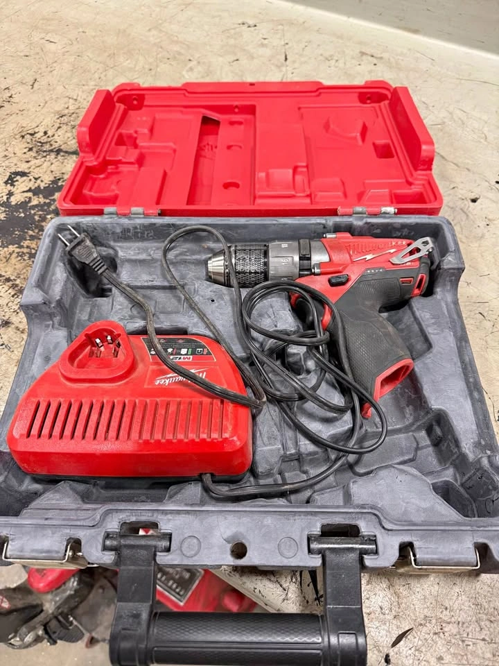 Milwaukee 12 V Drill, Battery and Charger