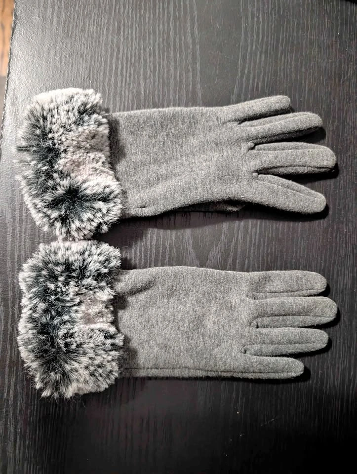 Women's gloves with fur and smartphone touch