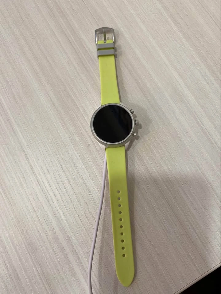 Fossil Smartwatch (Gen 5) – Stylish Round Face + Charger ⚡