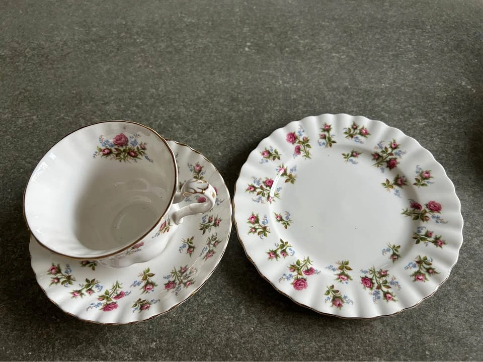Royal Albert Winsome Cup-Saucer-Dessert Plate Trio Set - photo 3