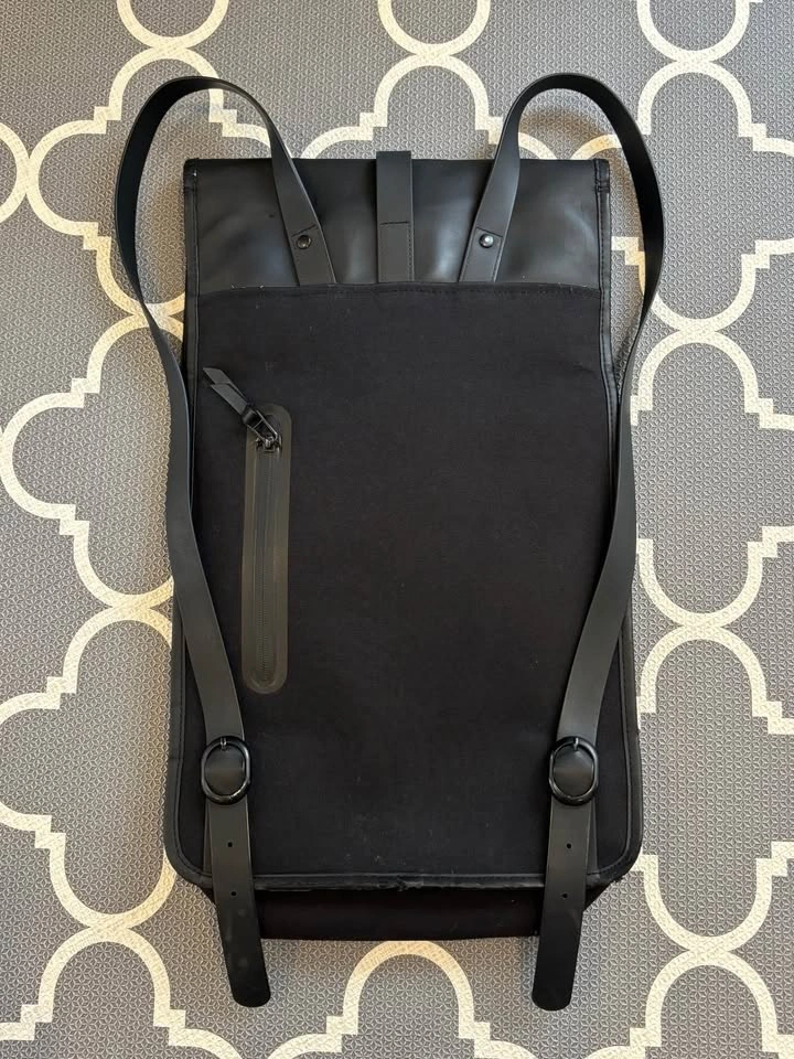 Rains Regular size black backpack - photo 2