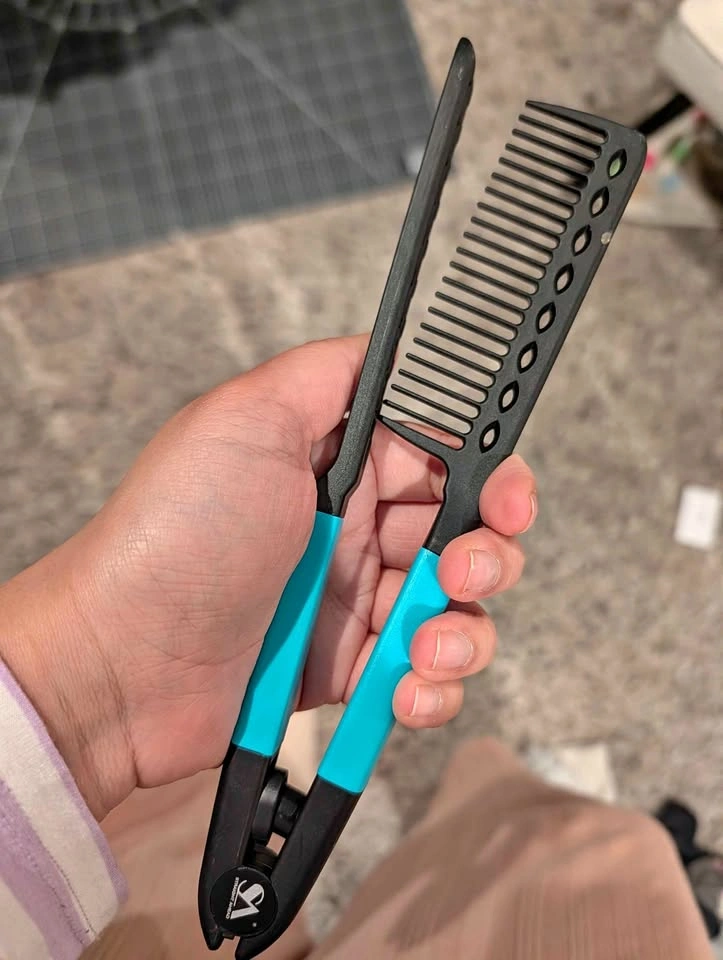 Straight ahead hairstyle comb