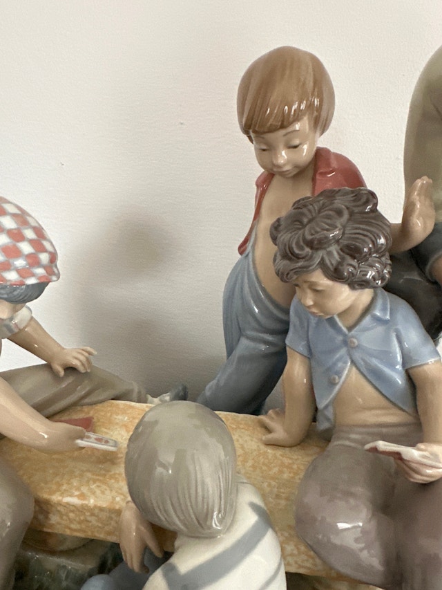 Lladro Porcelain Figurine "Boys Playing Cards" - photo 3