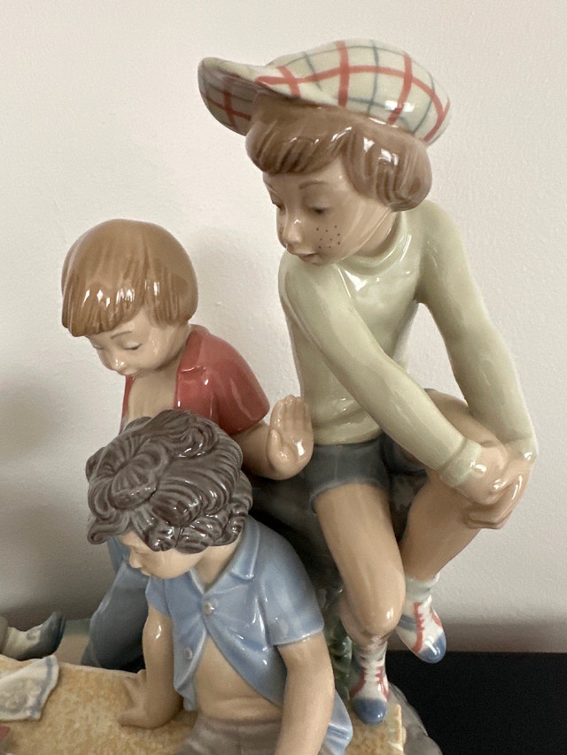 Lladro Porcelain Figurine "Boys Playing Cards" - photo 4