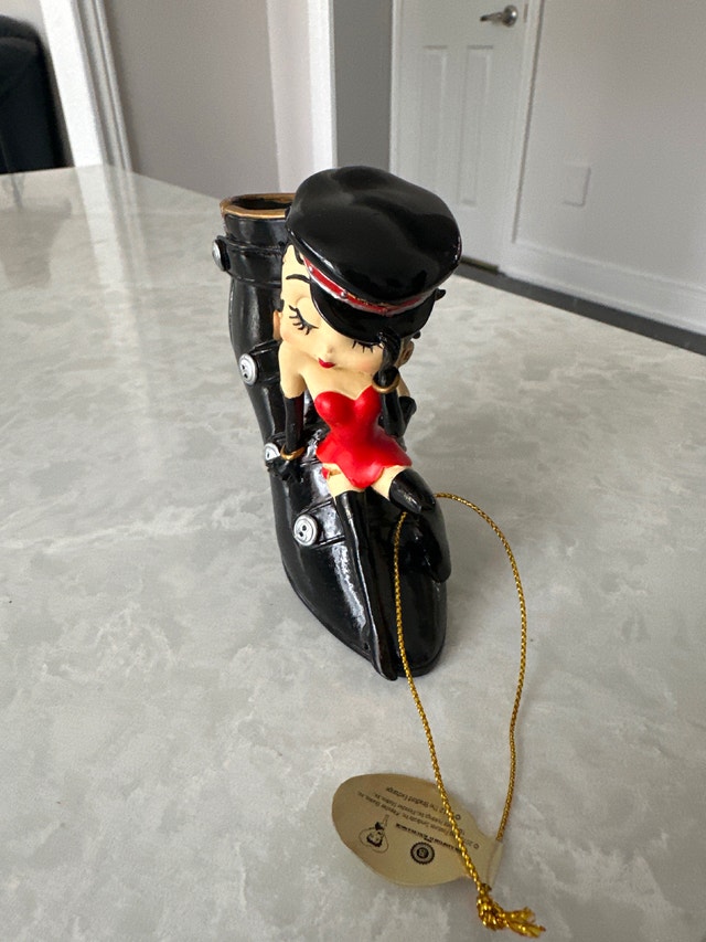 Betty Boop "Bombshell in Boots" Figurine by Bradford Exchange - photo 2