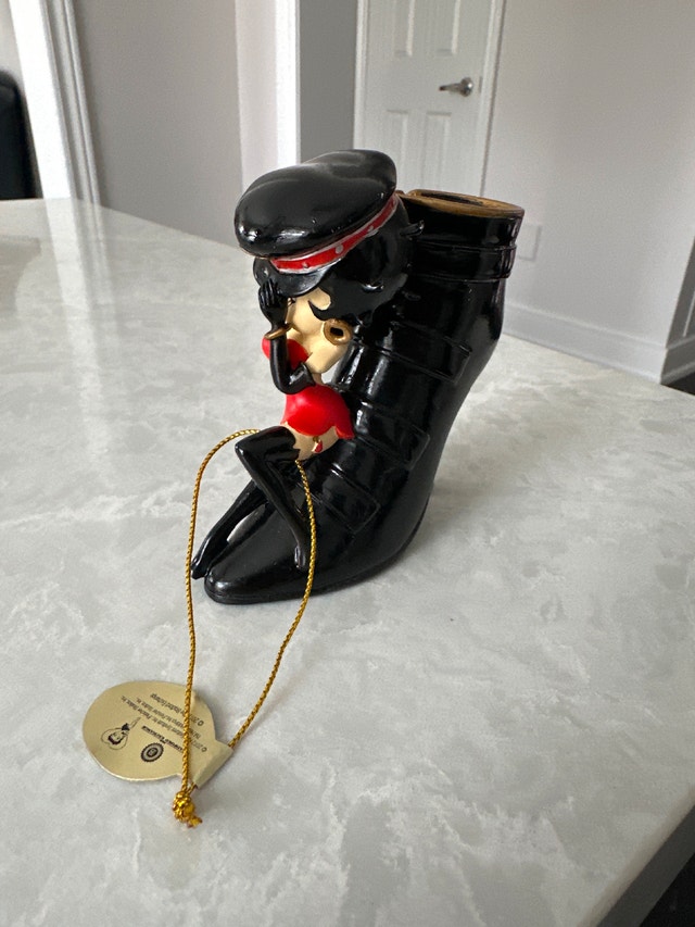 Betty Boop "Bombshell in Boots" Figurine by Bradford Exchange - photo 3
