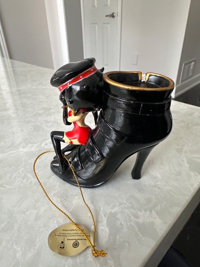 Betty Boop "Bombshell in Boots" Figurine by Bradford Exchange - photo 4