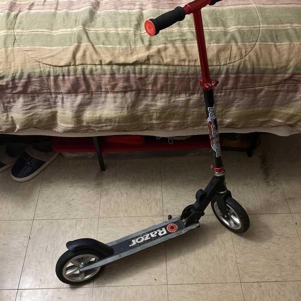 Razor A5 Lux Kick Scooter Red/Black Large 8" Wheels-PICK UP ONLY