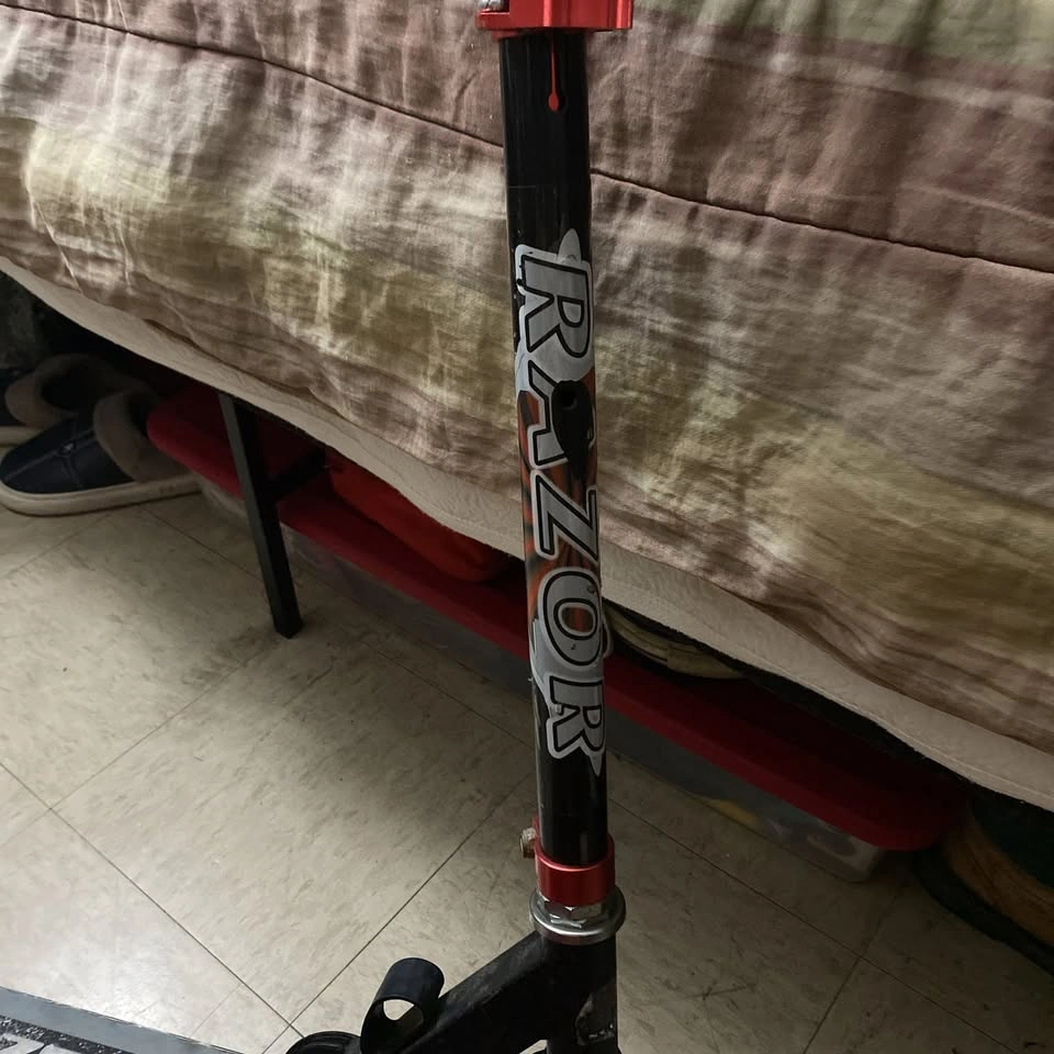 Razor A5 Lux Kick Scooter Red/Black Large 8" Wheels-PICK UP ONLY - photo 2