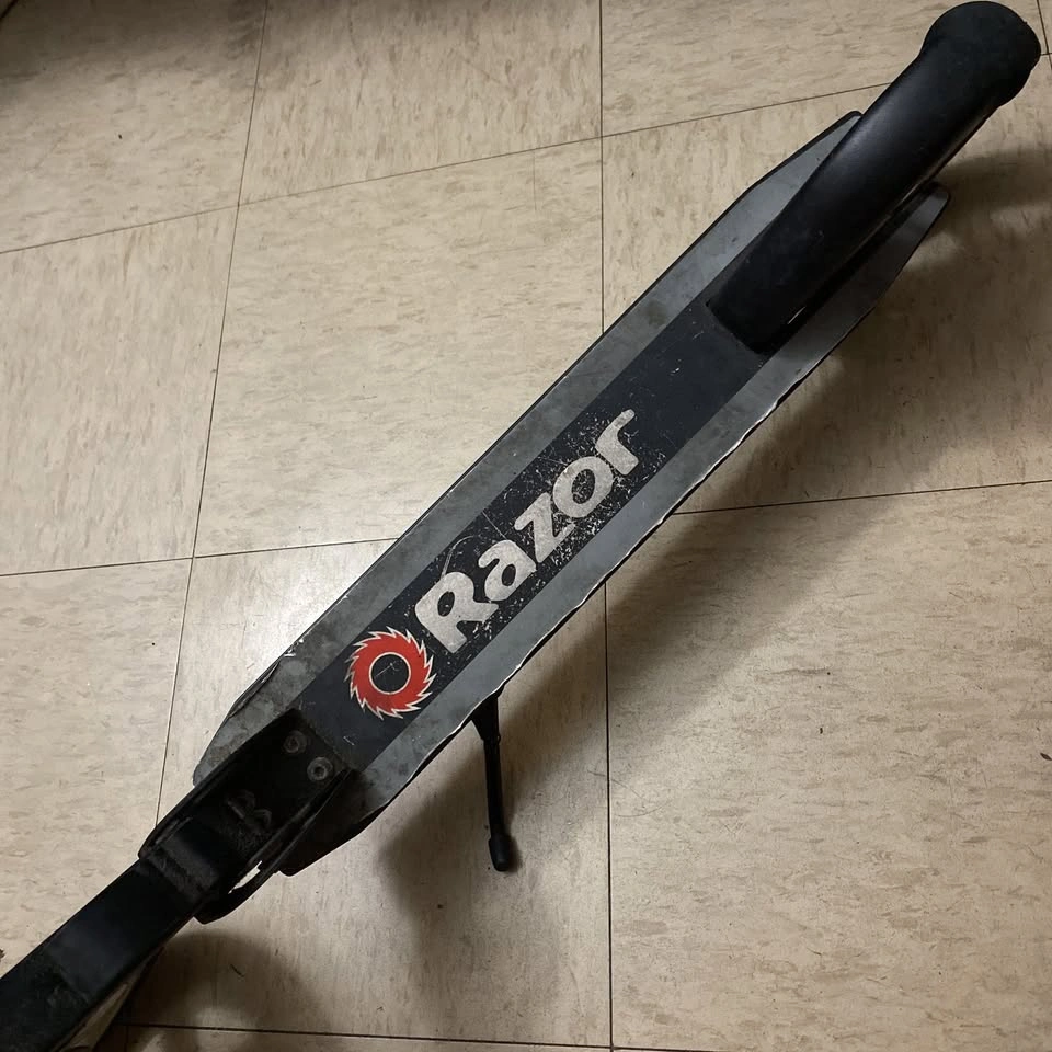 Razor A5 Lux Kick Scooter Red/Black Large 8" Wheels-PICK UP ONLY - photo 5
