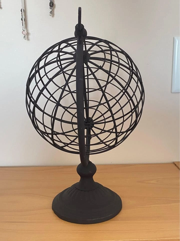 Abstract Metal Wire Globe with Arrow Decor - photo 2