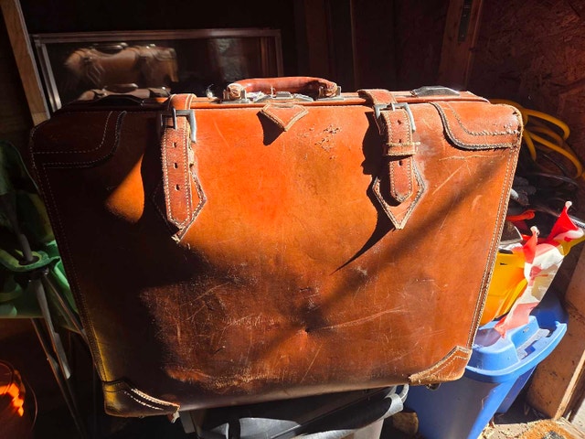 Vintage Leather Suitcase - photo 2