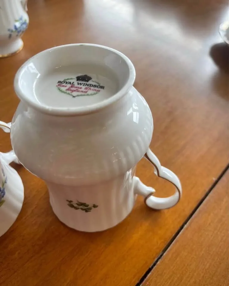 Royal Windsor Fine Bone China Mugs set of 4 shamrock and forget- - photo 3