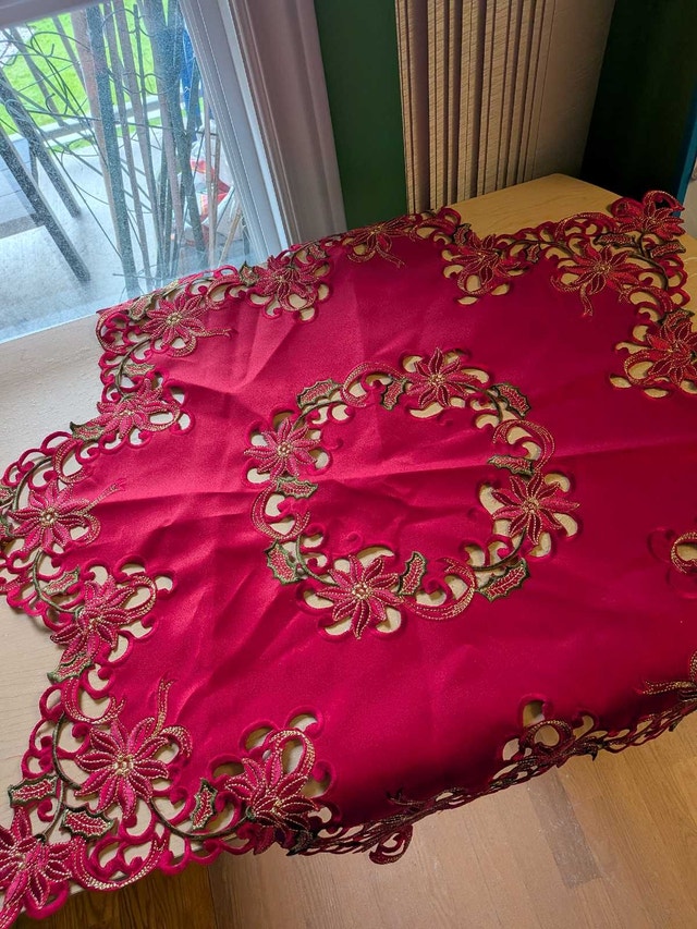 Red Floral Design Tablecloth - New - photo 2