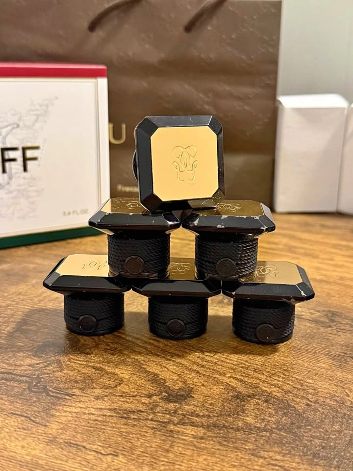 L'Art & La Matière Gurl Bottle Caps