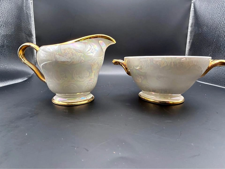 Pearl iridescent cream and sugar