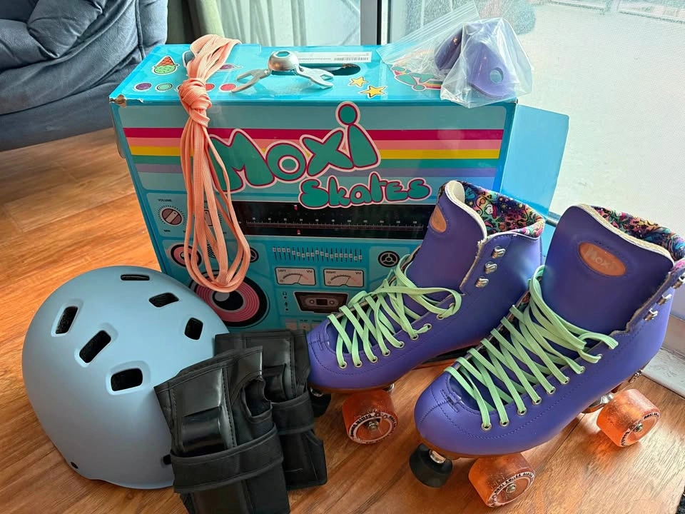 EUC Moxi Beach Bunny Roller Skates Size 8 Periwinkle