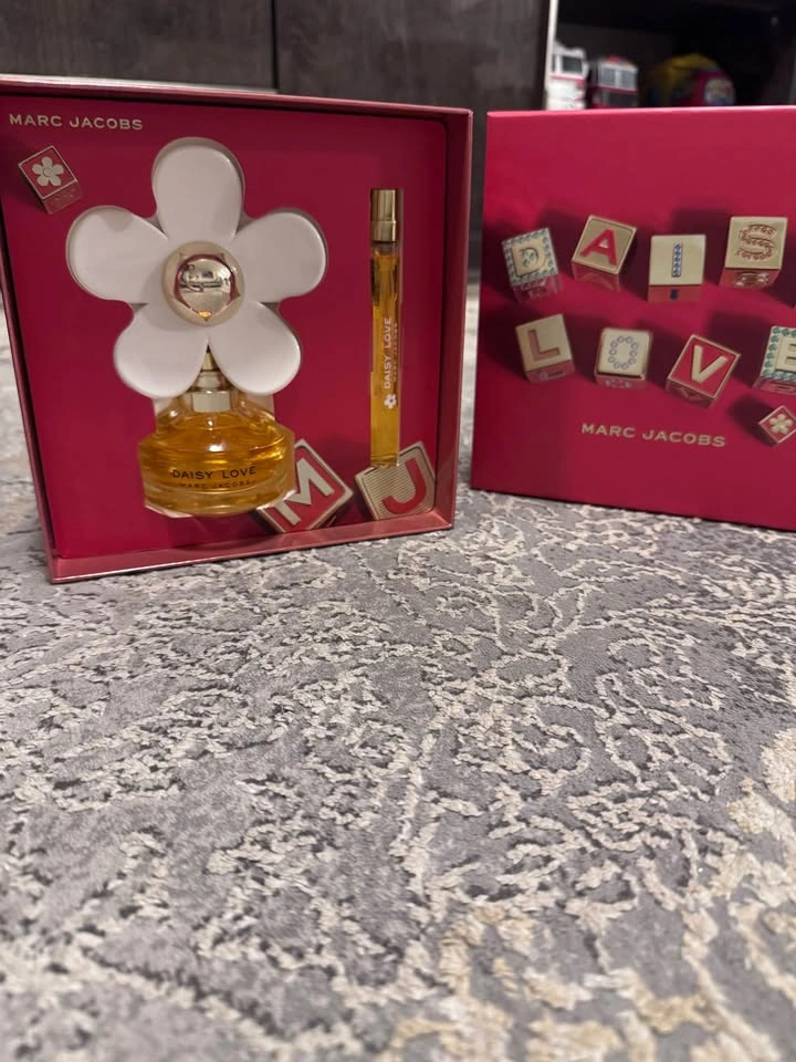 Marc Jacobs Daisy Love Perfume Gift Set - Brand New 🌸 - photo 2