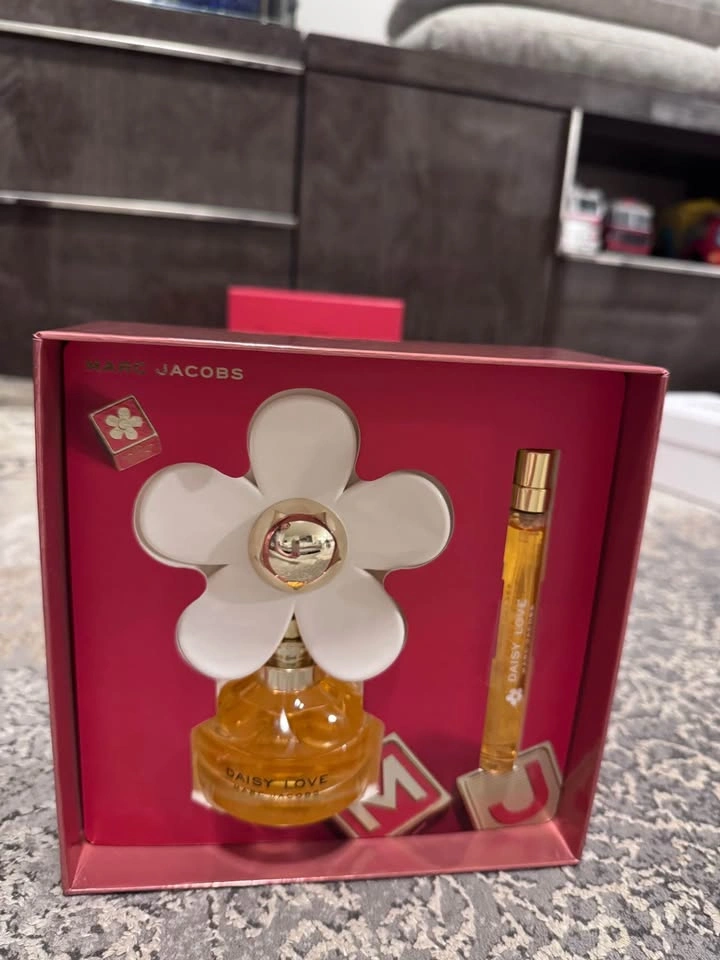 Marc Jacobs Daisy Love Perfume Gift Set - Brand New 🌸 - photo 3