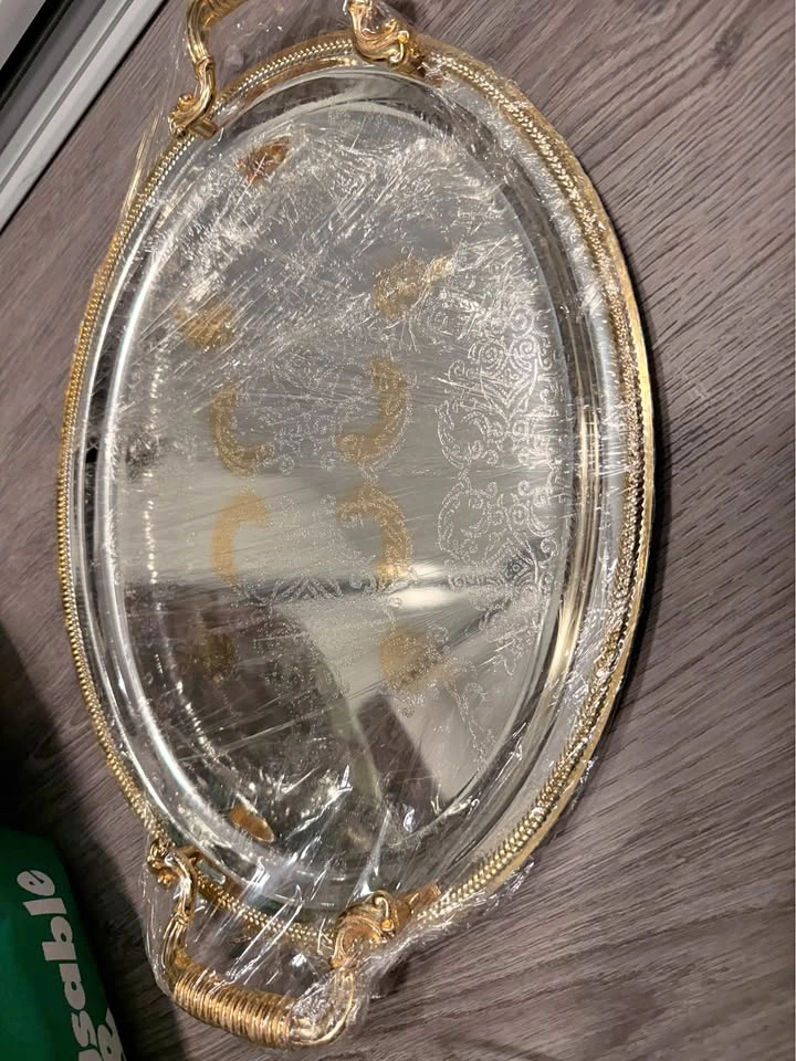 Dual tone serving tray