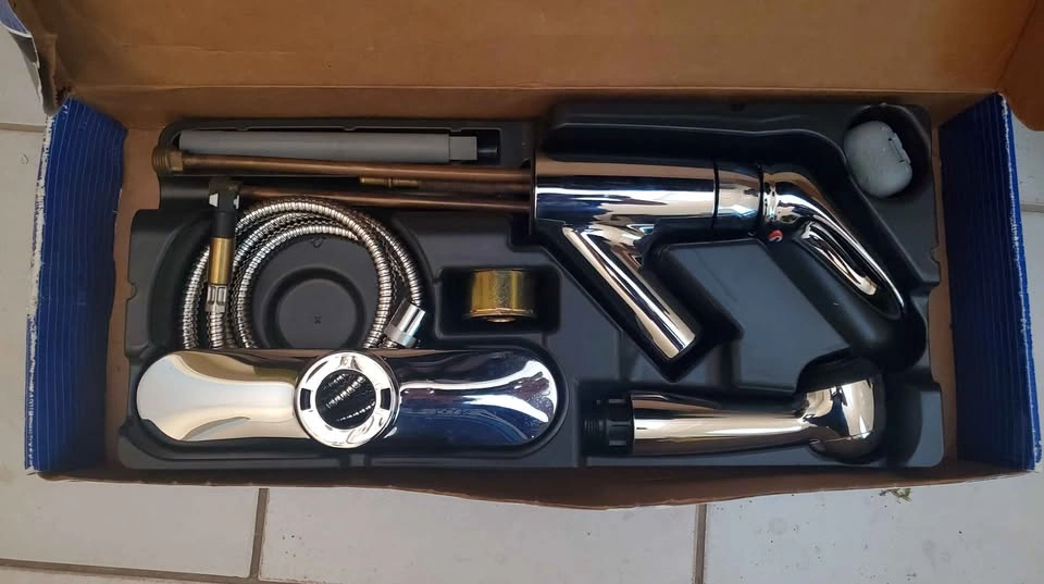 Moen Salora Pullout Kitchen Faucet Chrome Older style New in Box - photo 2
