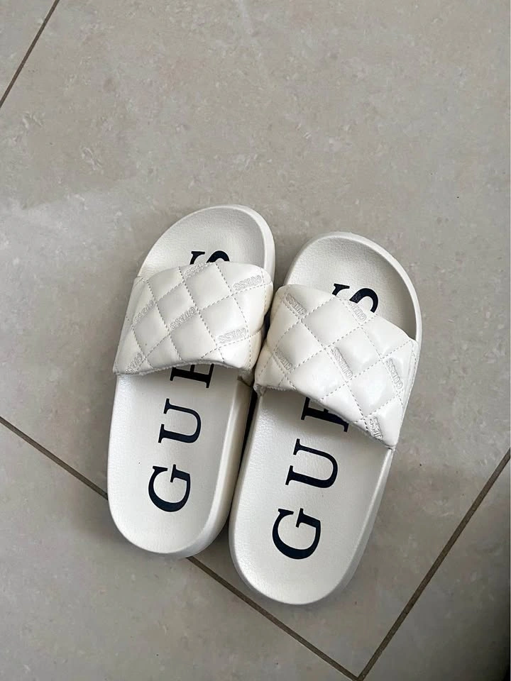 GUESS Pearlin Quilted Pool Slides